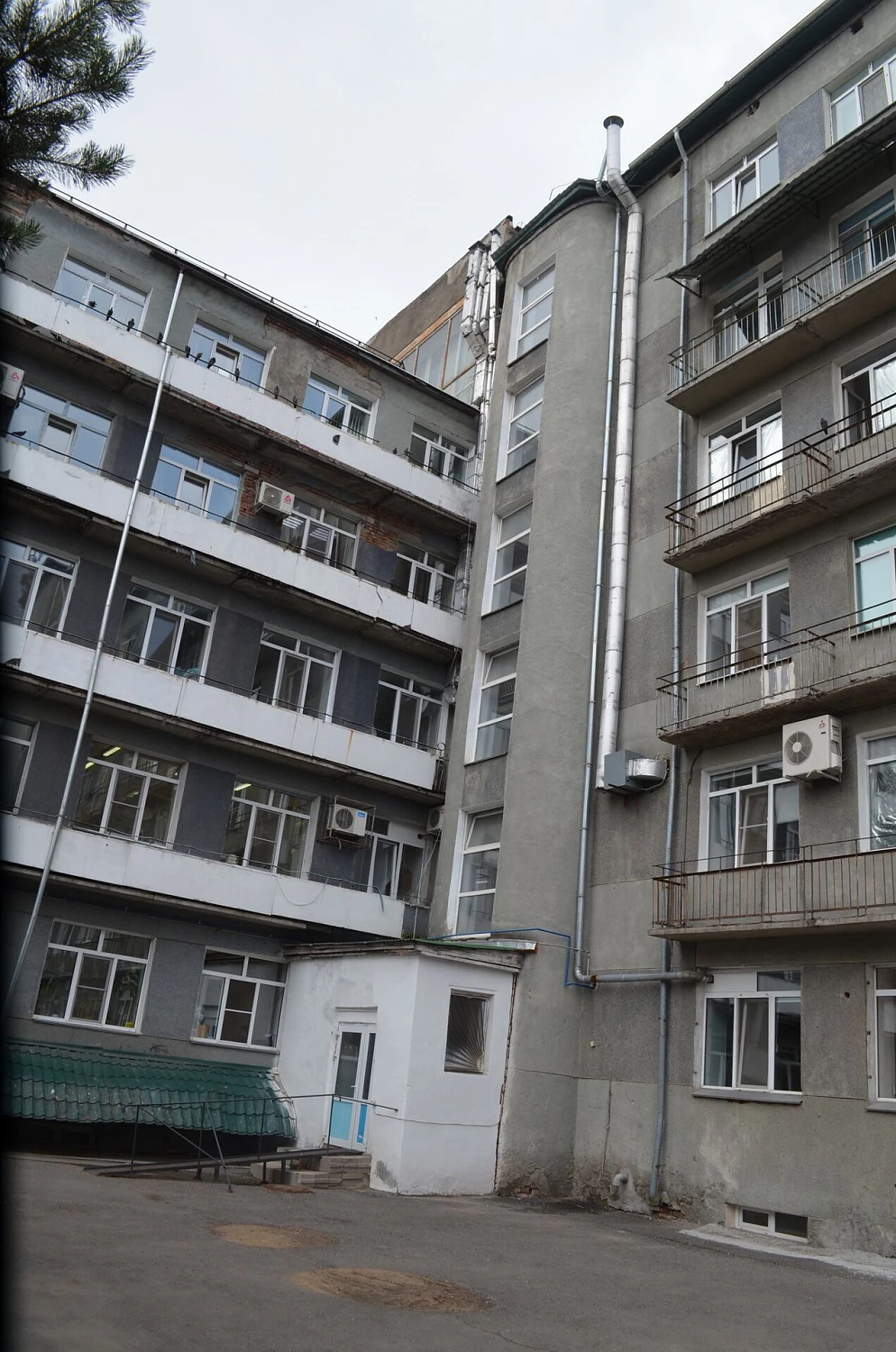 г. Омск, ул. Булатова д.105 медико-хирургический центр фасад 5